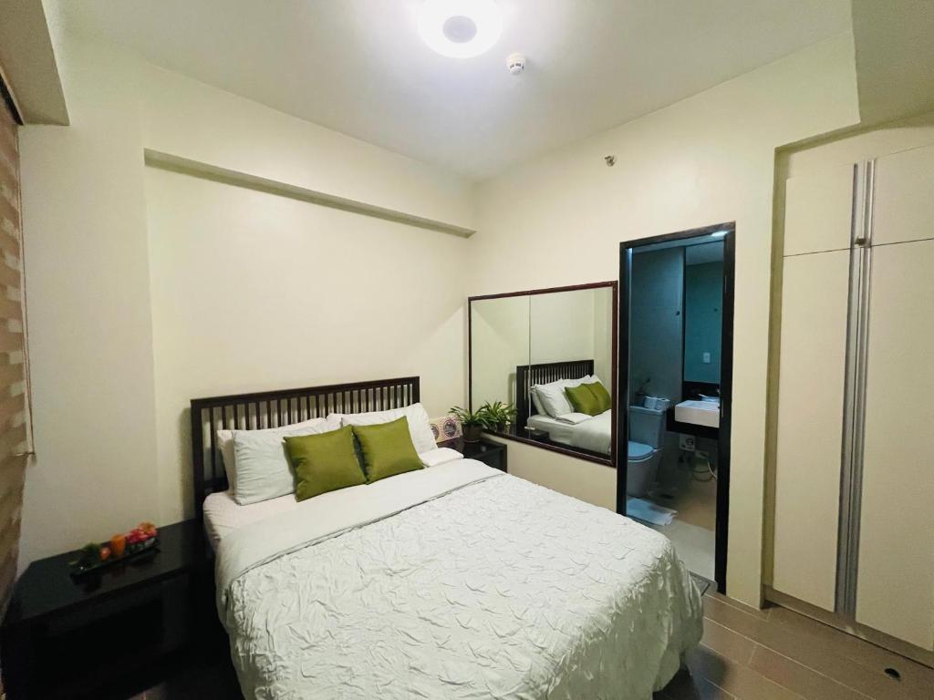 ein Schlafzimmer mit einem großen Bett und einem Spiegel in der Unterkunft Magerife’s Home in Boracay