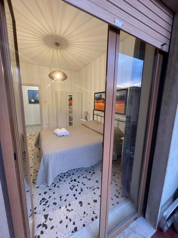 sypialnia z łóżkiem w pokoju z oknem w obiekcie Casa di Nenna w mieście Vallo della Lucania