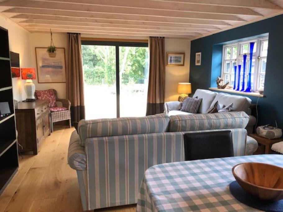 Sala de estar con 2 sofás y mesa en Bank Studio - luxury Cotswolds haven for two, en Shipston on Stour