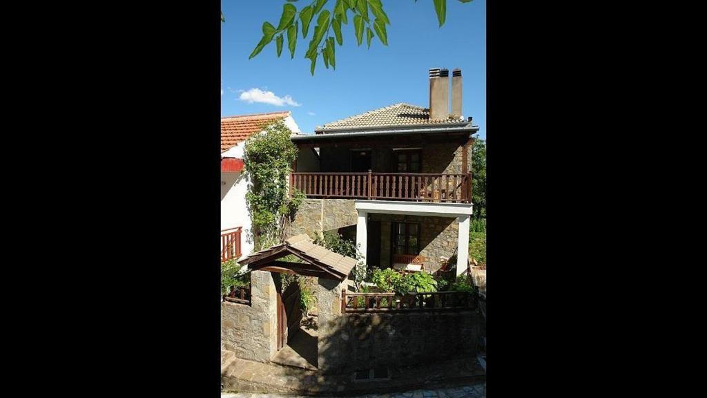 una casa con un balcón en el lateral. en Guesthouse Ariadni en Kríkellon