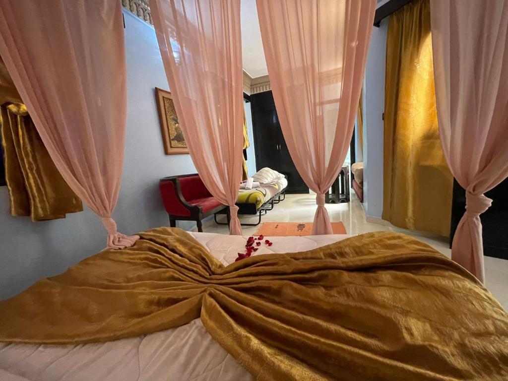 Postel nebo postele na pokoji v ubytování Riad 7 Pierres
