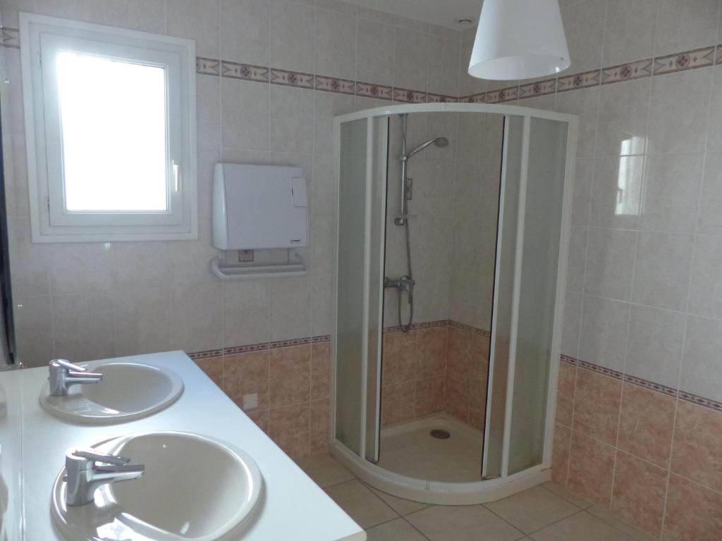 Kúpeľňa v ubytovaní VILLA AU COEUR DE RONCE LES BAINS 200 mètres de la plage