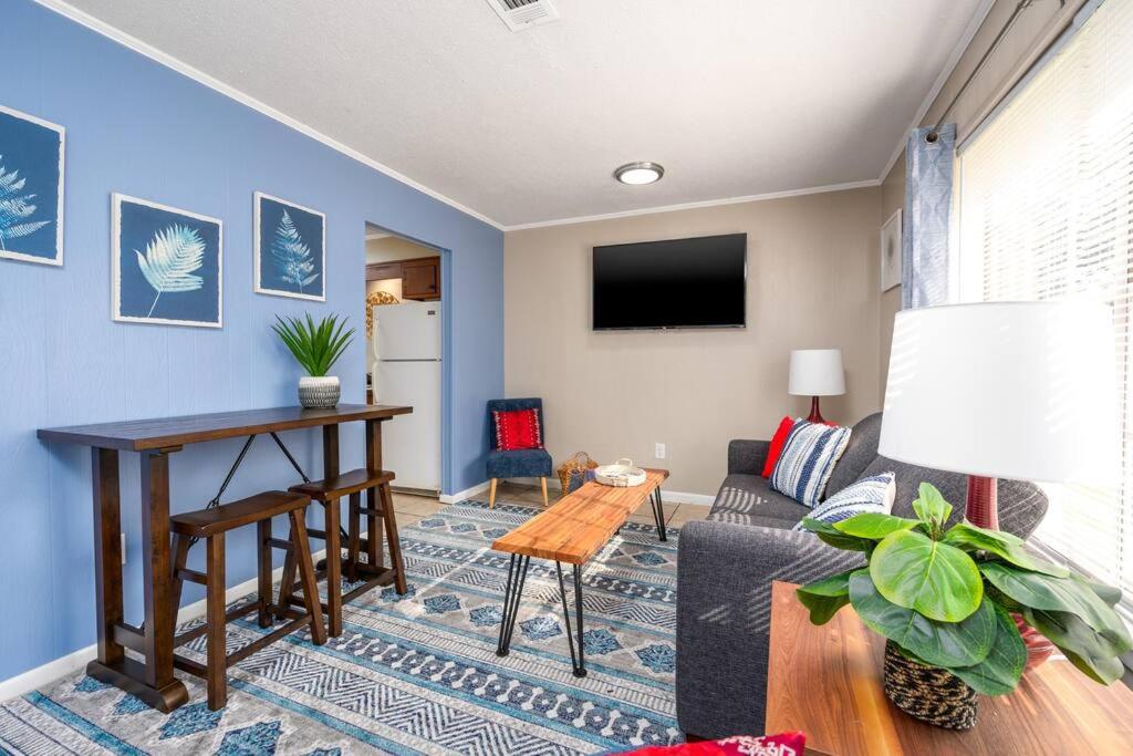 HEIRS LIVING VOGUE By Downtown . WFH . King Bed . Free Parking