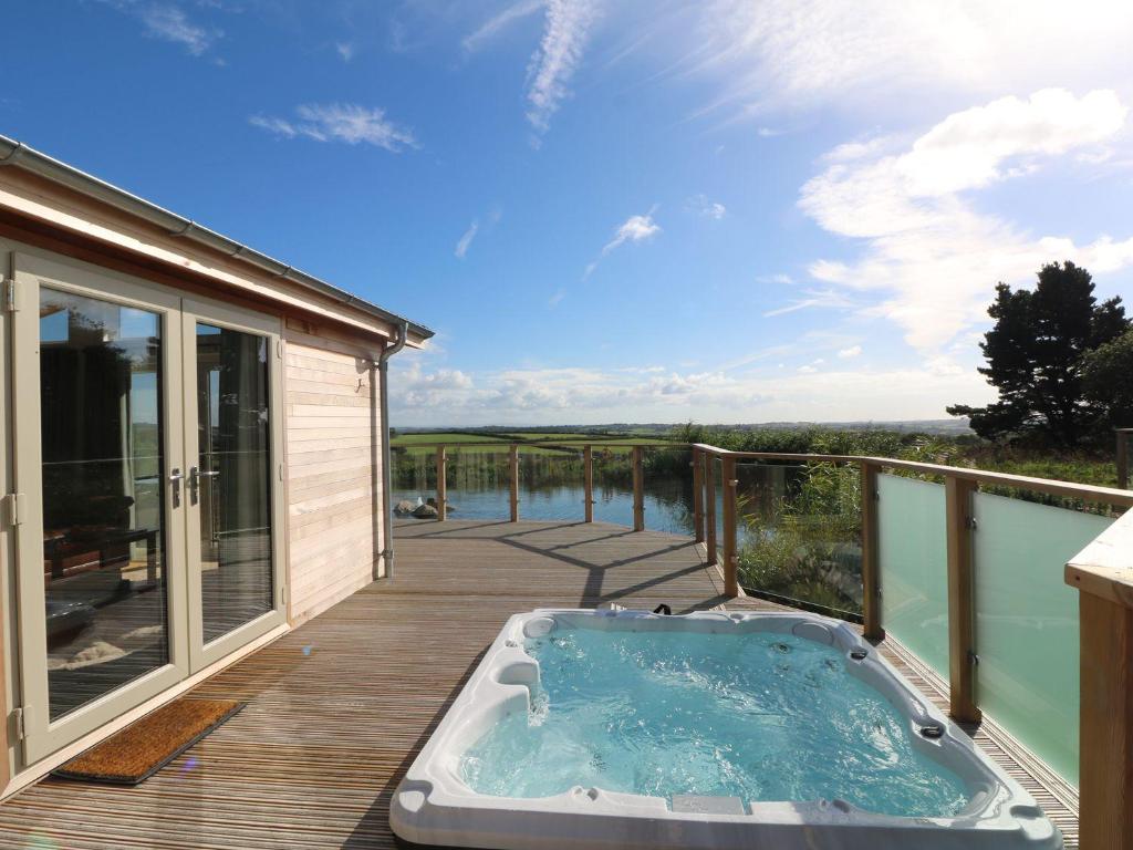 ein Whirlpool auf der Terrasse eines Hauses in der Unterkunft 14 Faraway Fields in Liskeard