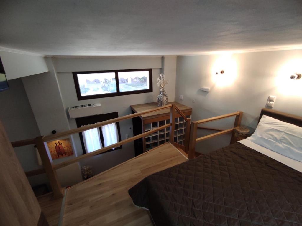 een slaapkamer met een bed en 2 ramen bij Lakmos Studios in Ioannina