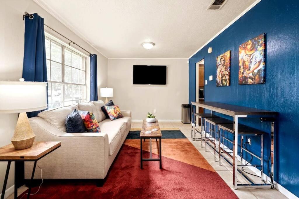 HEIRS LIVING MELODIC Near Zoo and Museums . King Bed . Free Parking