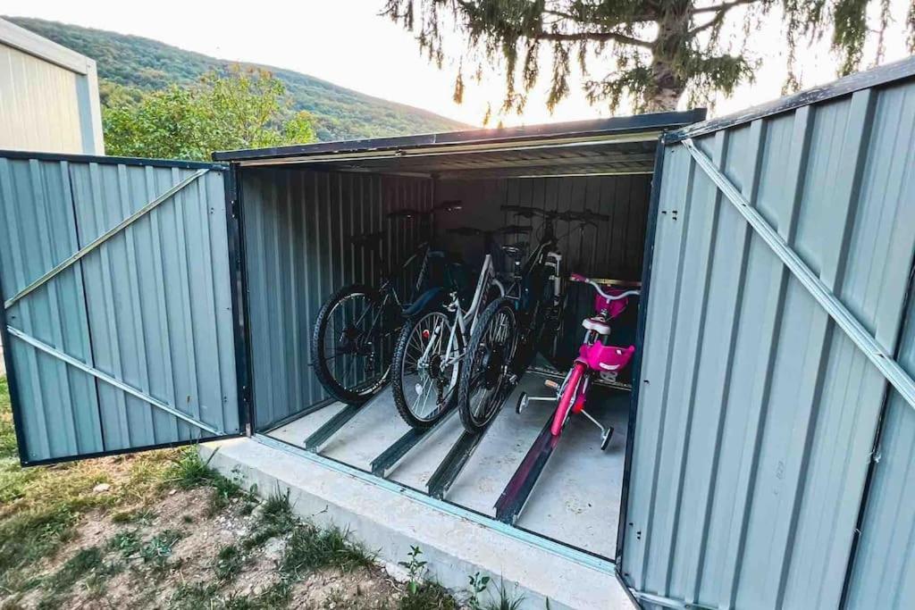 Jízda na kole v ubytování Holiday Home Cindric Gaj nebo okolí