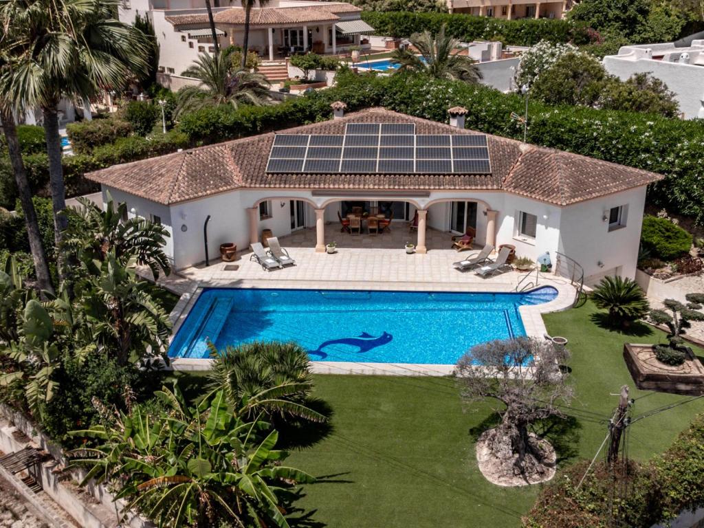 una vista aérea de una casa con piscina en Villas Guzman - Acacias en Benissa
