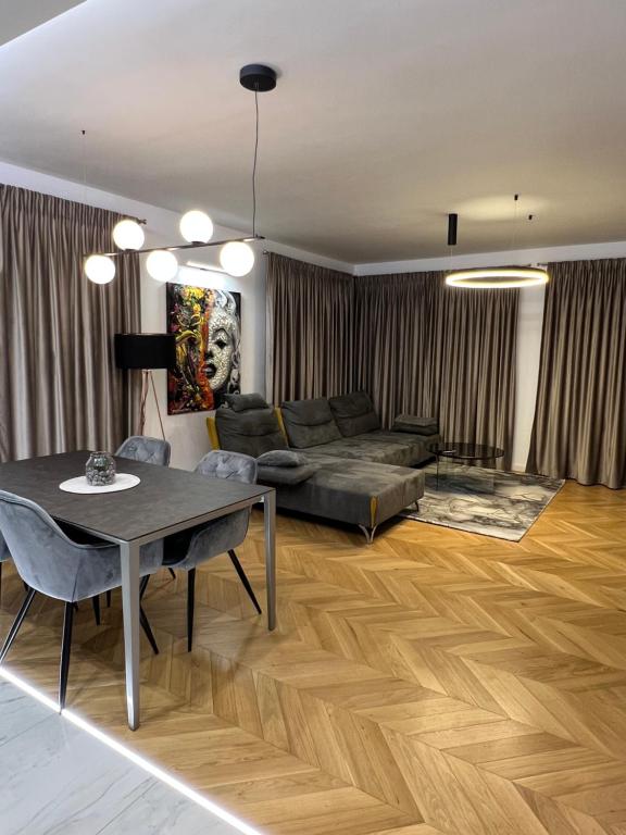 ein Wohnzimmer mit einem Sofa und einem Tisch in der Unterkunft The Glowing Marmara - Life in City Center in Cluj-Napoca