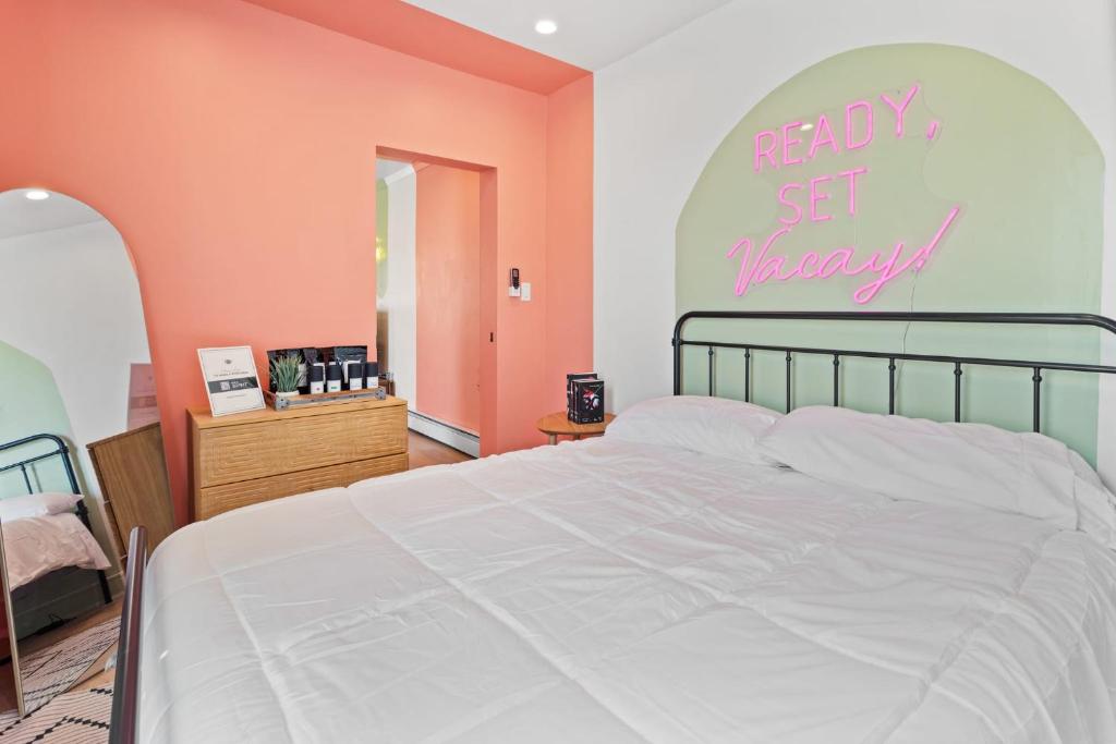 een slaapkamer met een bed met een bord dat staat klaar om te trouwen bij Urban Chic 1BR - Walk to Boardwalk - Min to Beach in Atlantic City