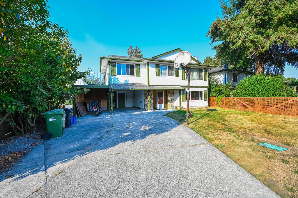 una casa con una entrada delante de ella en Quite House near the Vancouver Airport, en Richmond
