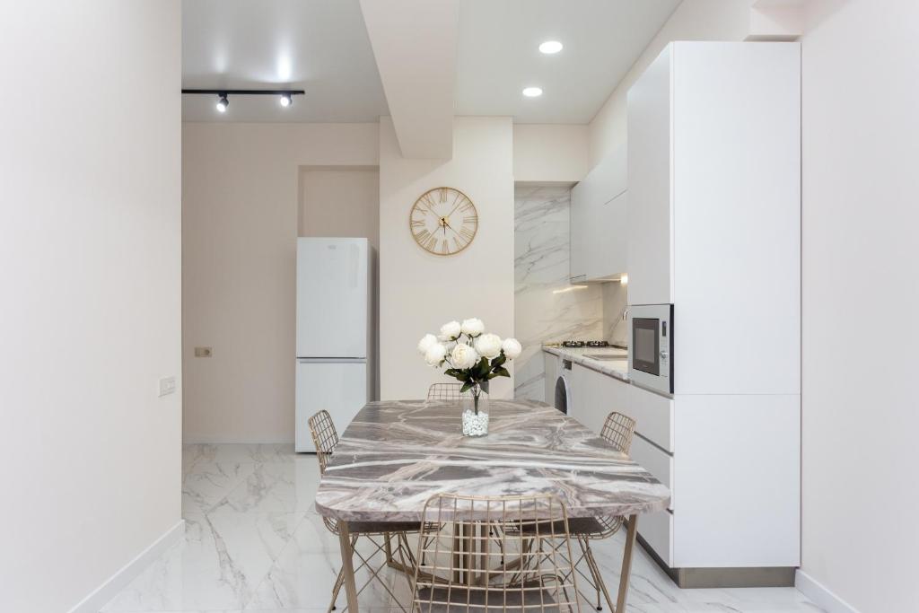 لابی و فضای عمومی New Saburtalo Apartment - تصویر ۵
