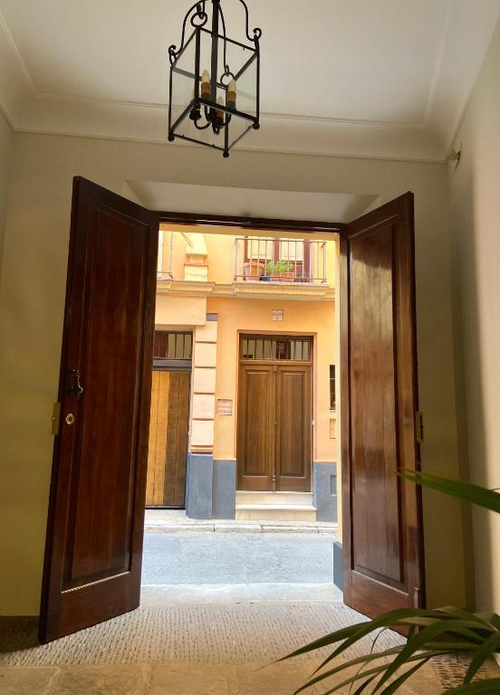 Fasada lub wejście do obiektu CASA PALACIO SXVIII CON PISCINA en centro histórico de SEVILLA