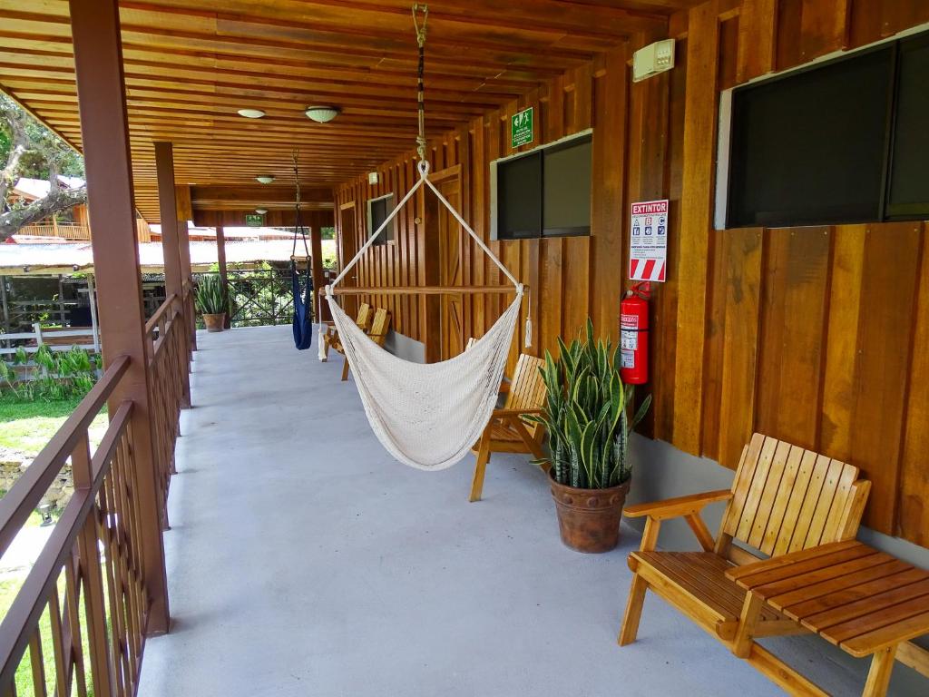 TV a/nebo společenská místnost v ubytování Hacienda Guachipelin Volcano Ranch Hotel & Hot Springs