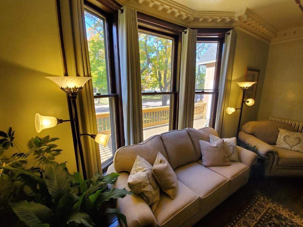 - un salon avec un canapé et 2 fenêtres dans l'établissement Daniell Manor, à Laurium