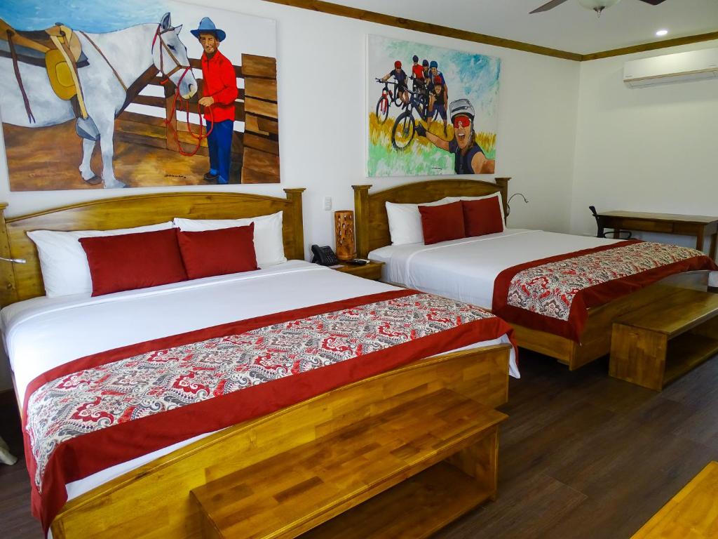 Postel nebo postele na pokoji v ubytování Hacienda Guachipelin Volcano Ranch Hotel & Hot Springs