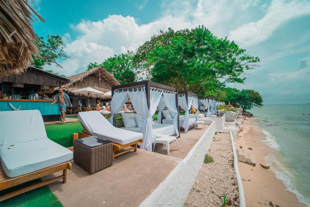 - fila di sedie a sdraio in spiaggia di Bora Bora Beach Club & Hotel a Isla Grande