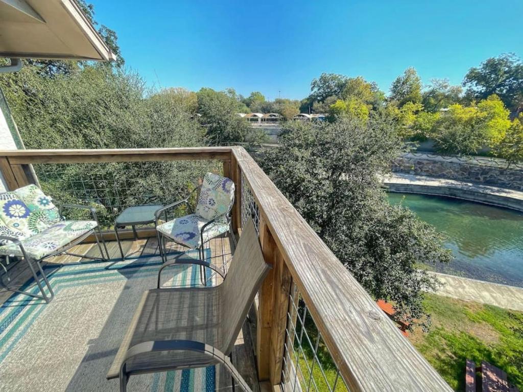 uma varanda com cadeiras e vista para um rio em Comal River Condo 375 em New Braunfels