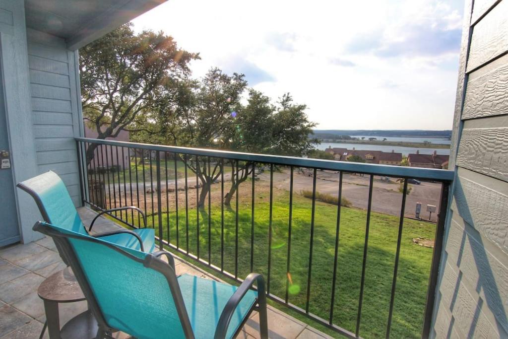 d'un balcon avec une chaise bleue et une vue sur l'océan. dans l'établissement Lakeview Breeze, à Canyon Lake