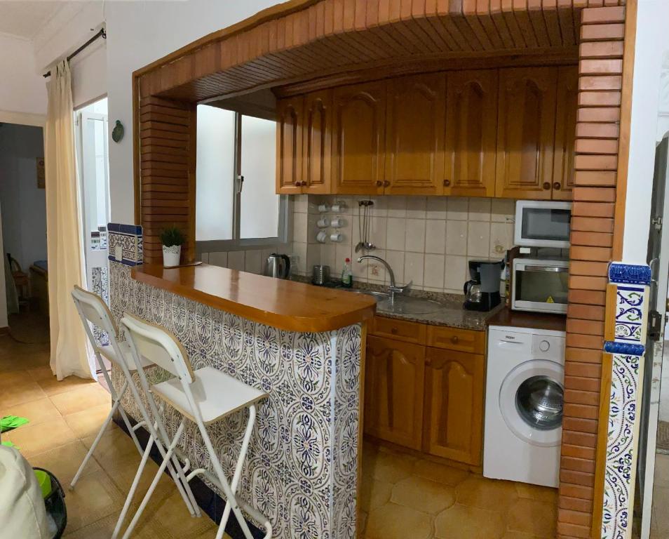 - une cuisine avec un comptoir et un lave-linge dans l'établissement Casa Maria, à Estepona