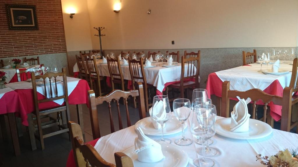 A restaurant or other place to eat at Hotel Los Duques