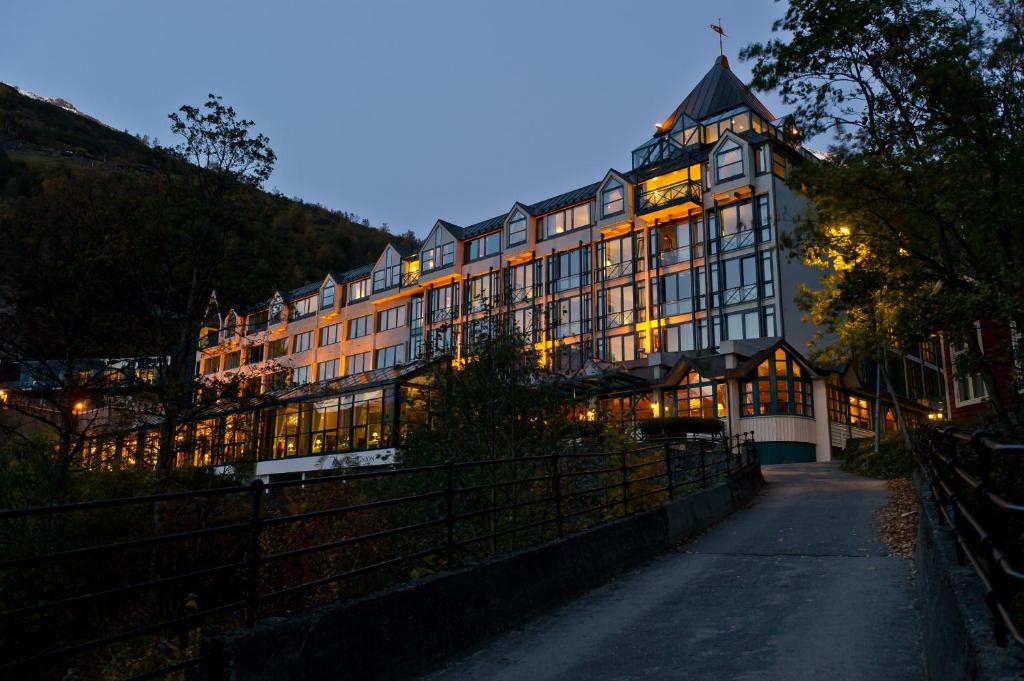 Nespecifikovaný výhled na hory nebo výhled na hory při pohledu z hotelu