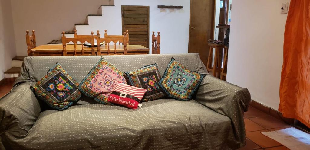 un sofá con almohadas en la sala de estar en Sueños de Mar en Balneario Mar Azul