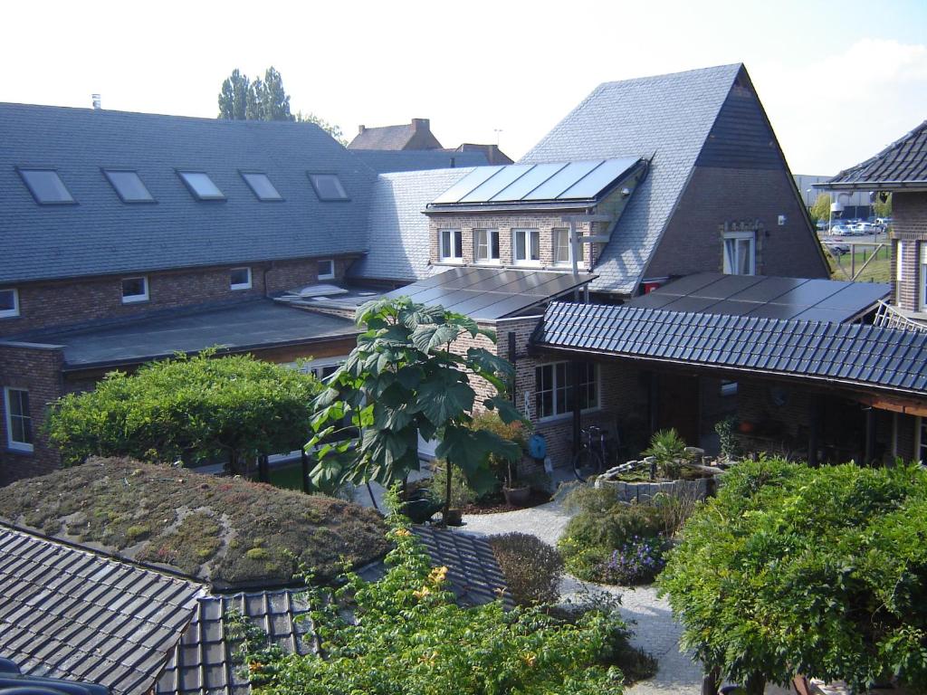 een luchtzicht op een huis met zonnepanelen bij B&B Wisteria in Herne