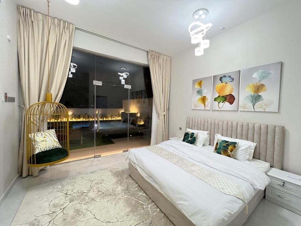 um quarto com uma cama e uma grande janela em alsaif camp em Badīyah