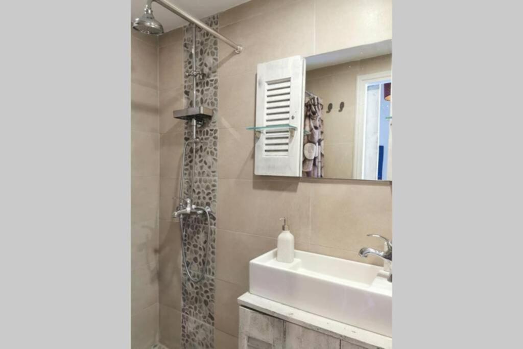 Kúpeľňa v ubytovaní Cozy Corfiot house