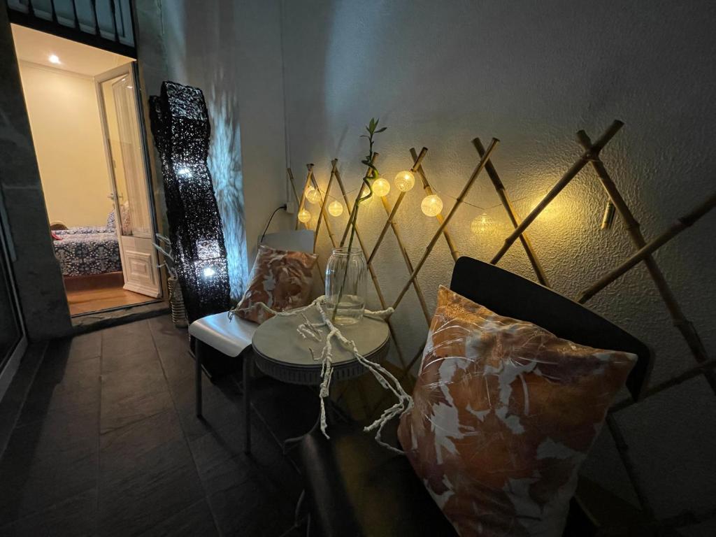Habitación con cama, mesa y luces. en Alojamento Porta10, en Sertã