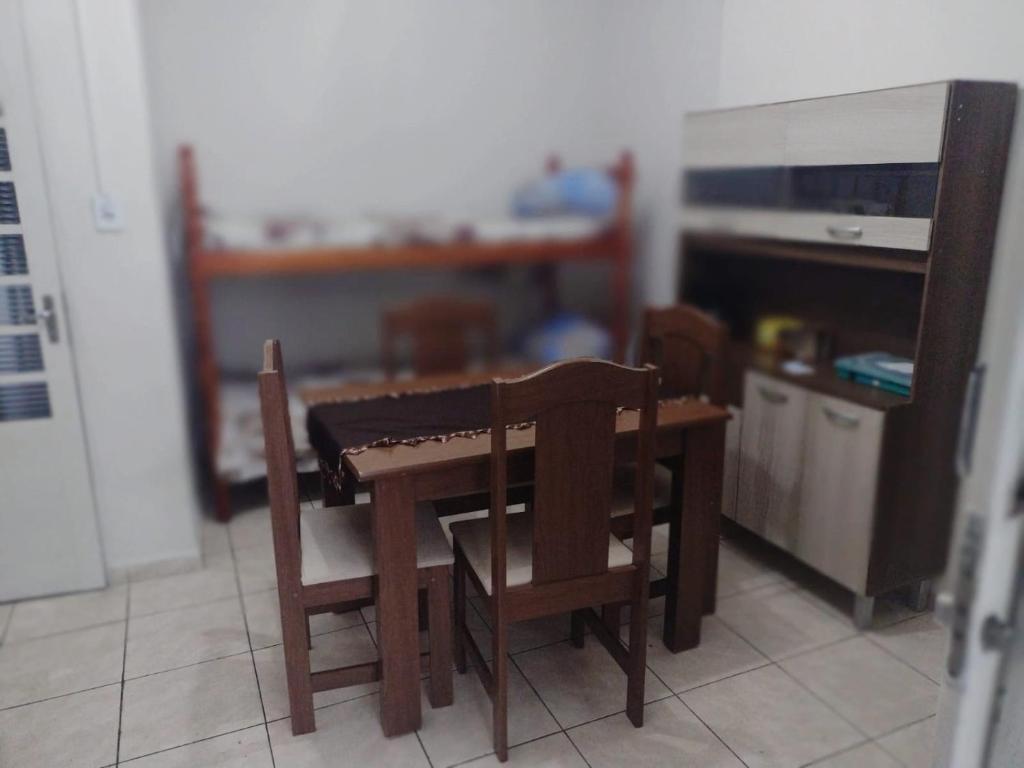 a toy kitchen with a table and chairs at Apartamento aconchegante in Guaratinguetá