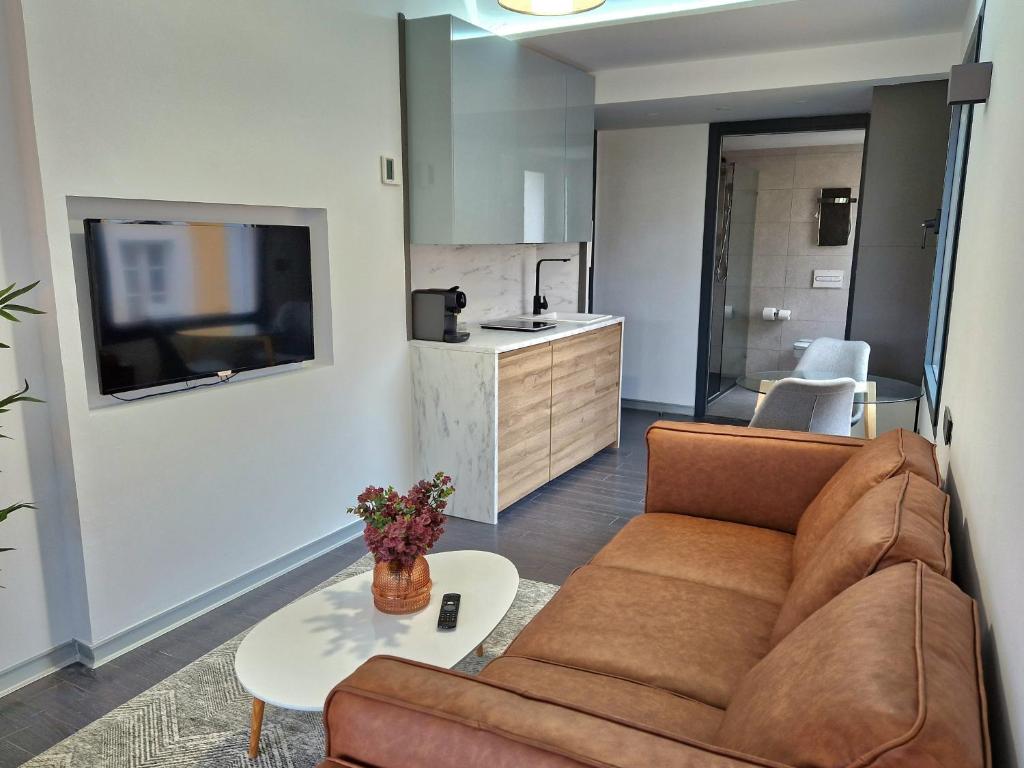 TV a/nebo společenská místnost v ubytování Plasencia Plaza Mayor Luxury