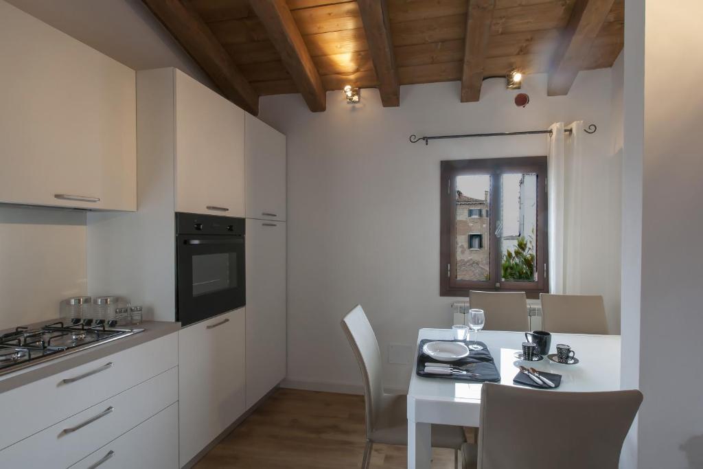 A kitchen or kitchenette at Residenza Tiziano