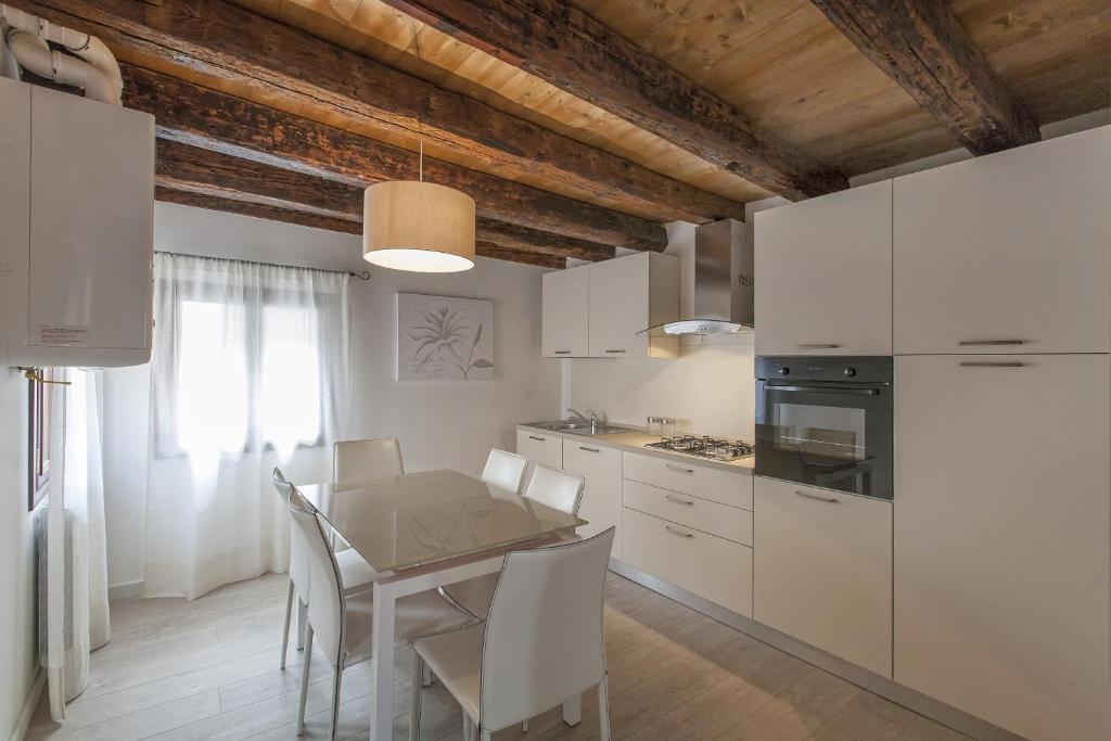 A kitchen or kitchenette at Residenza Tiziano
