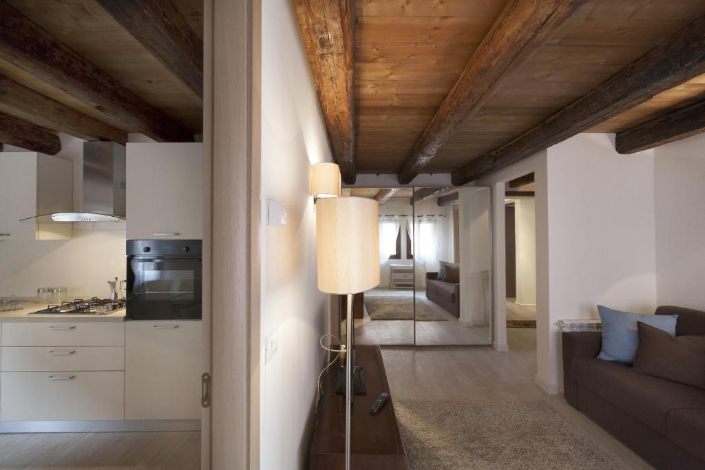 A kitchen or kitchenette at Residenza Tiziano