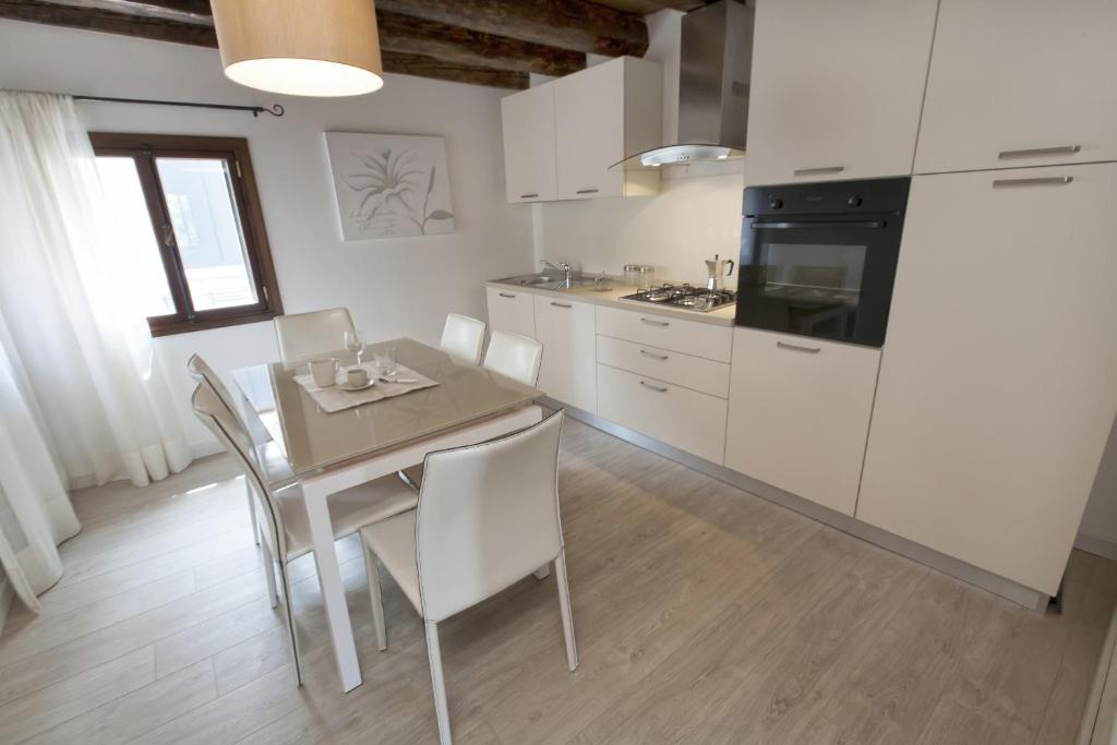 A kitchen or kitchenette at Residenza Tiziano