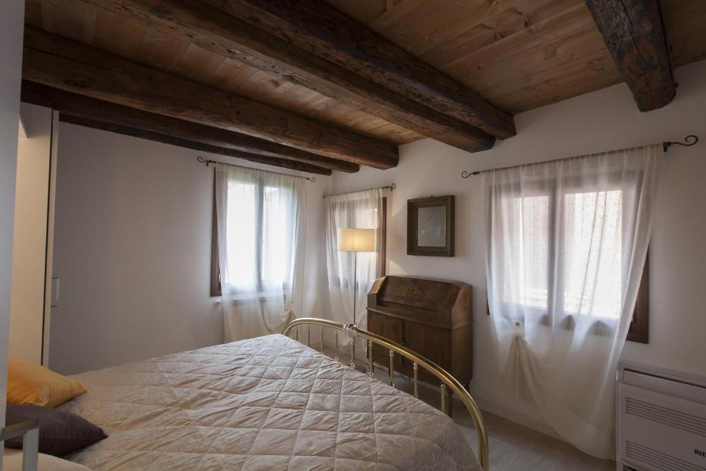 A bed or beds in a room at Residenza Tiziano