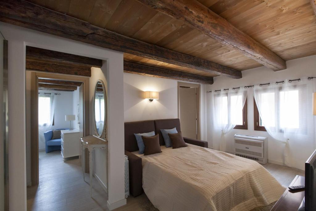 A bed or beds in a room at Residenza Tiziano