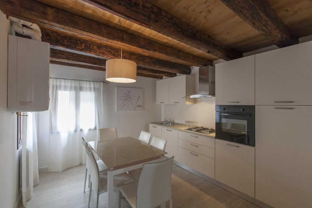 A kitchen or kitchenette at Residenza Tiziano