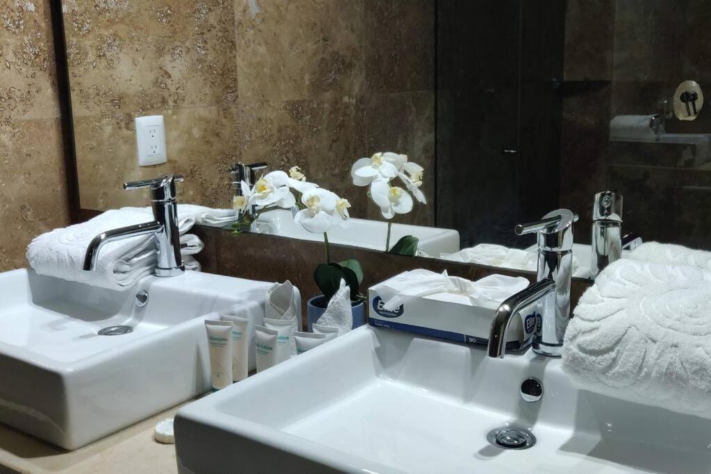 Ένα μπάνιο στο BahiaPrincipe Tulum Country Club Condo w/whirlpool