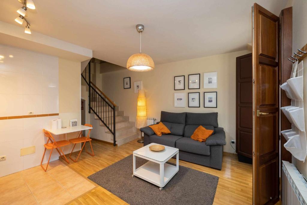 a living room with a couch and a table at Casa Benito Garaje CAntigüo in Zamora