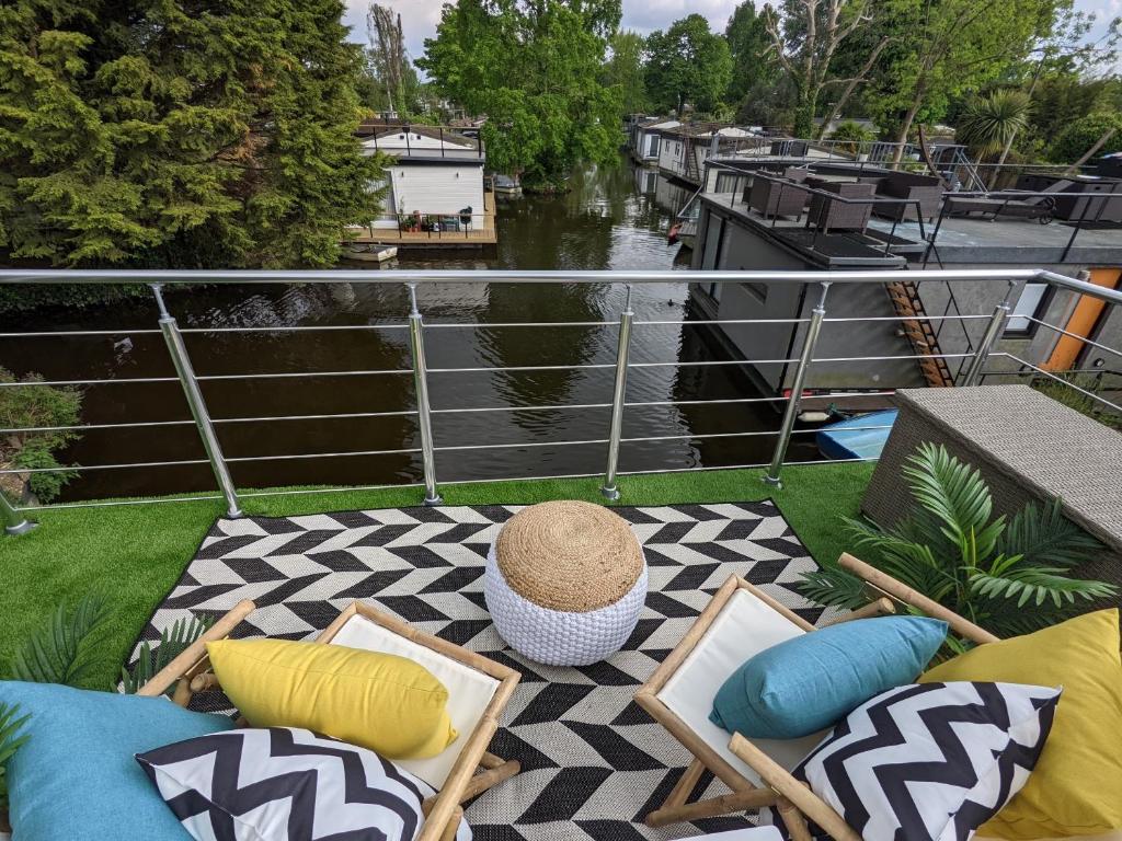 Balkón nebo terasa v ubytování Tulana Taggs - floating home on idyllic island