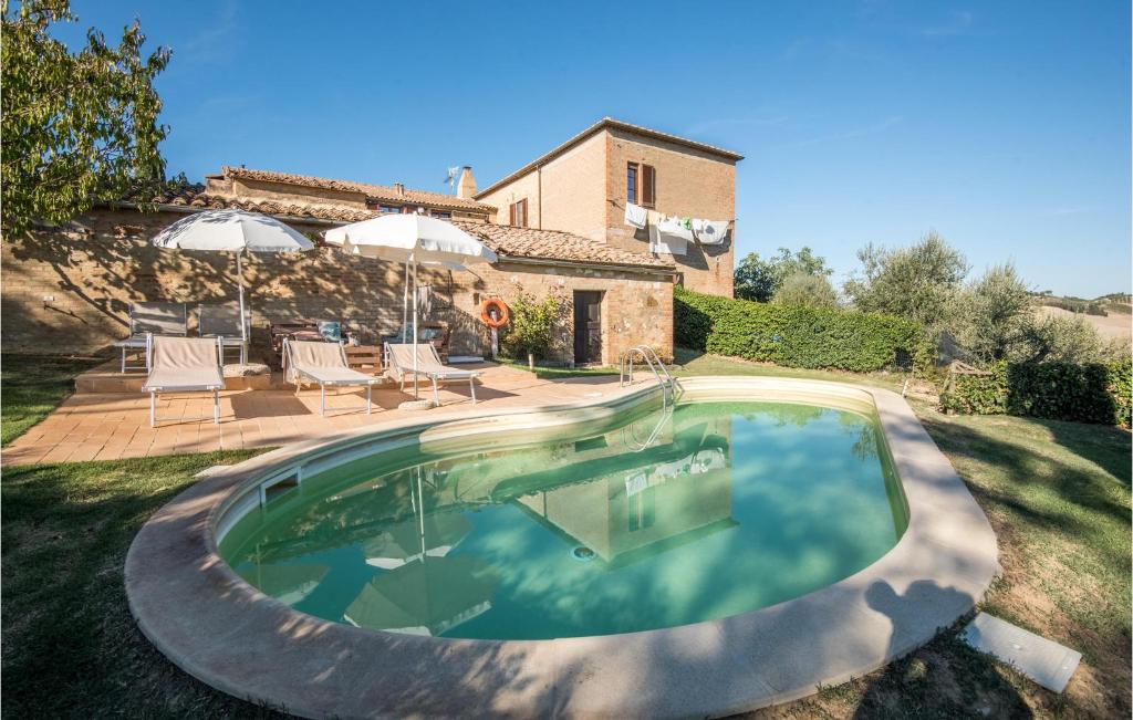 - une piscine dans la cour d'une maison dans l'établissement Gorgeous Home In Montalcino With Kitchen, à Montalcino