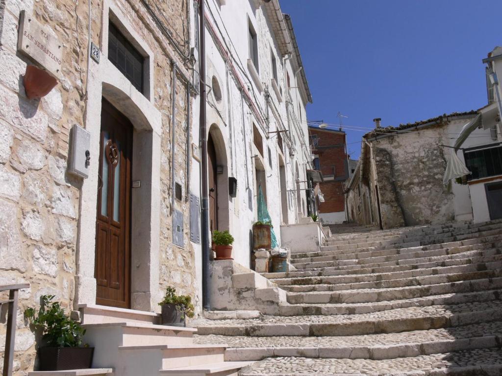 Une allée avec des escaliers se trouve dans un bâtiment ancien. dans l'établissement Residenza Sulla Roccia, à Bovino