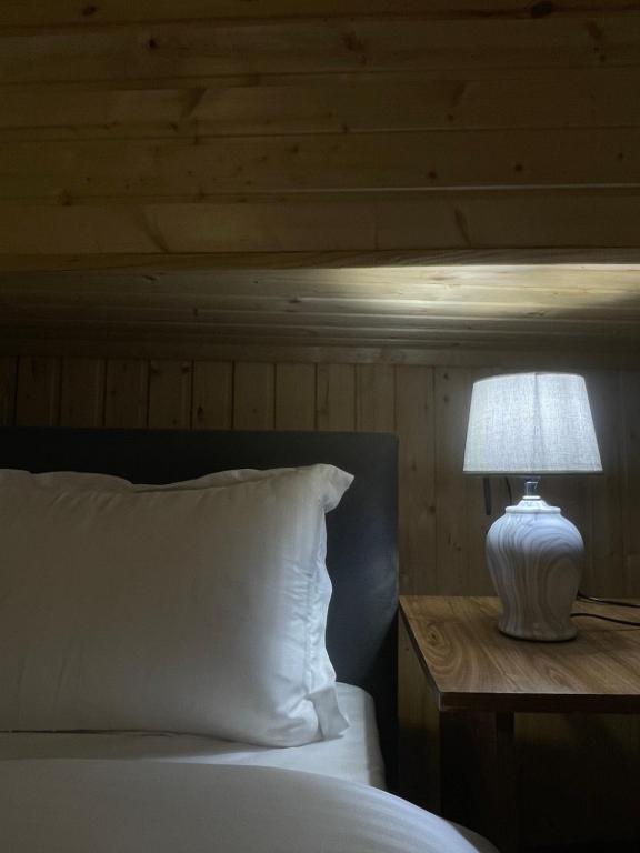 Postel nebo postele na pokoji v ubytování tbilicity hotel