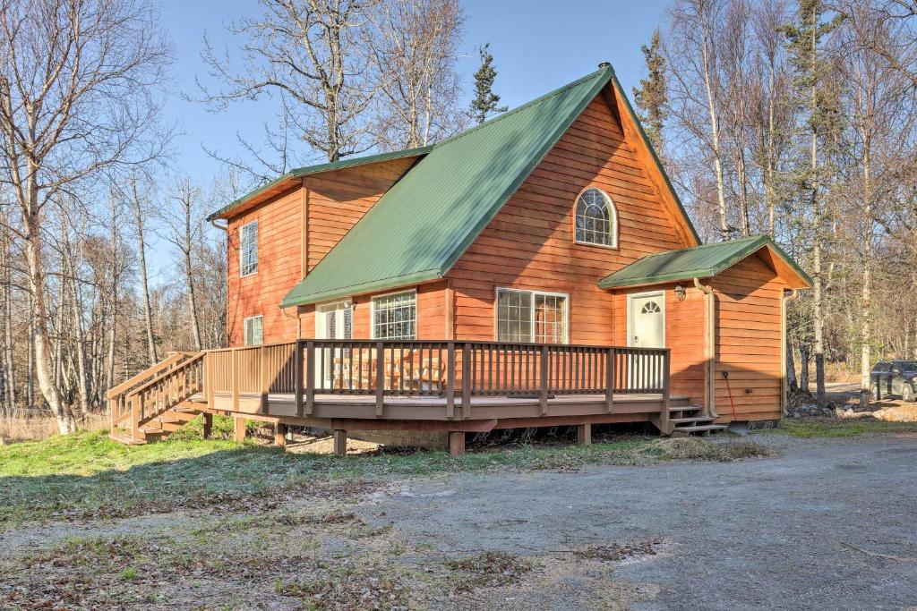 une grande maison en bois avec un toit vert dans l'établissement Spacious and Private Home with Lazy Mountain View, à Palmer
