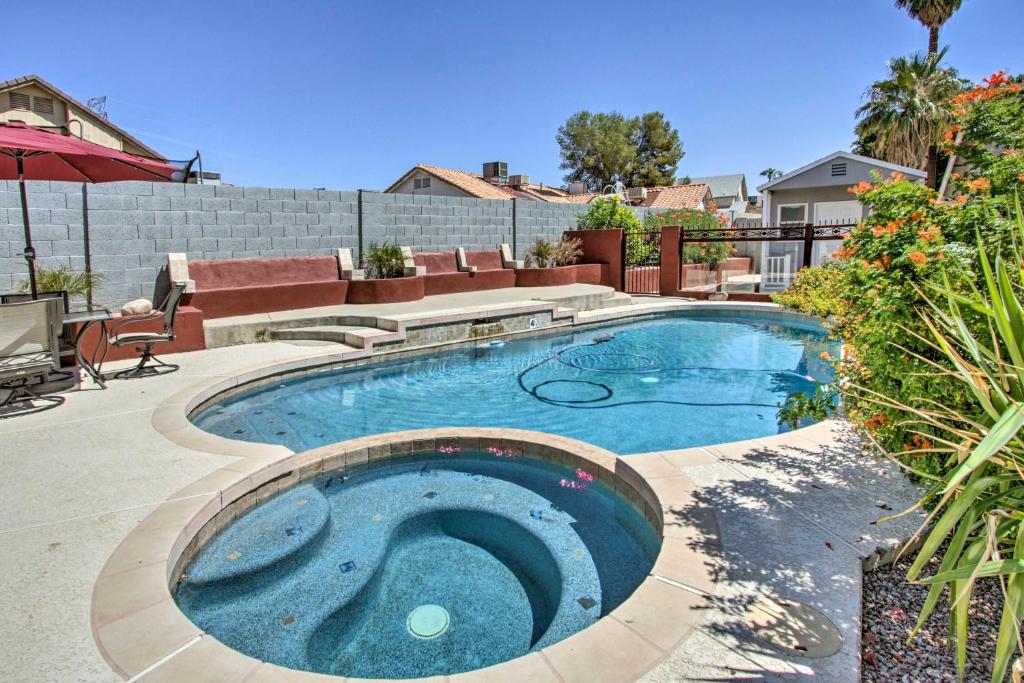 una gran piscina en un patio con patio en Glendale Oasis with Saltwater Pool and Hot Tub!, en Phoenix