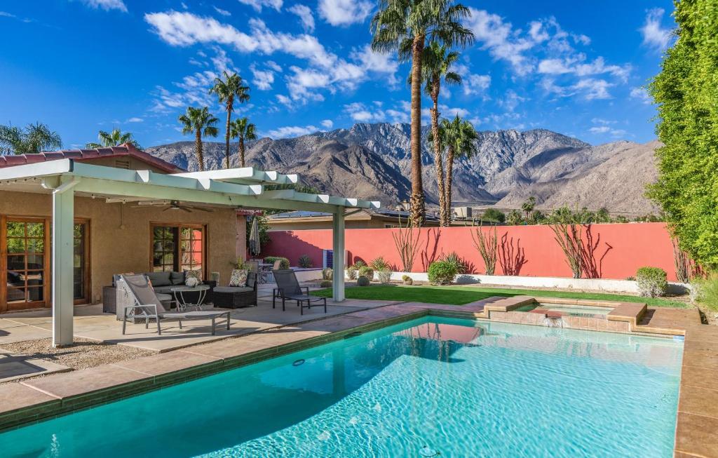 dom z basenem z górami w tle w obiekcie House of Jojo w mieście Palm Springs