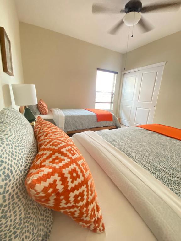 En eller flere senge i et værelse på CASA CACTUS.Your home away from home.